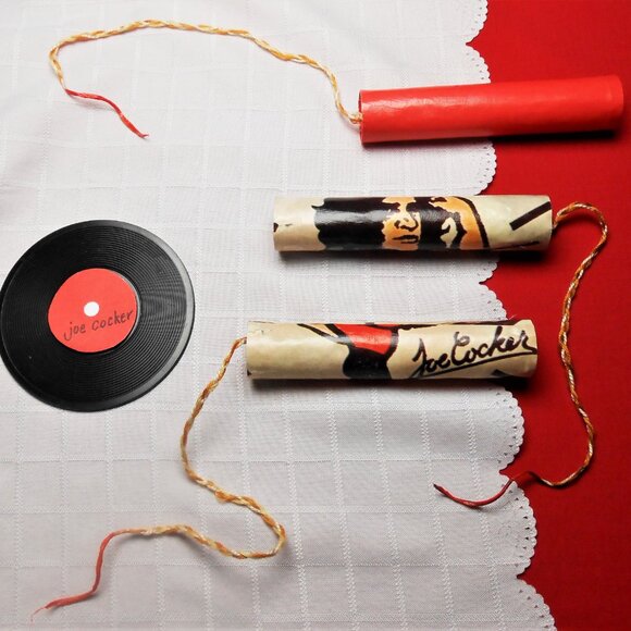 Portable and artistic belt made of cardboard dynamite sticks and posters - Picture 16 of 16